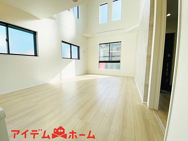 リビング 南向きのため明るい陽射しが射し込みます♪