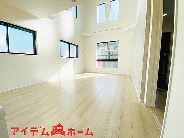 リビング 南向きのため明るい陽射しが射し込みます♪ 