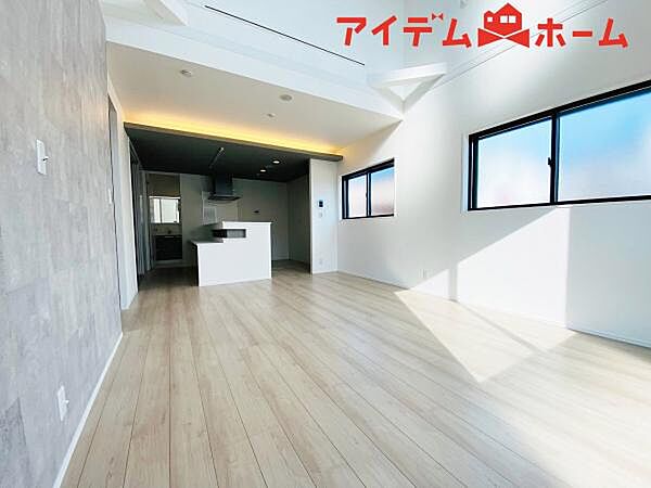 リビング 南向きのため明るい陽射しが射し込みます♪