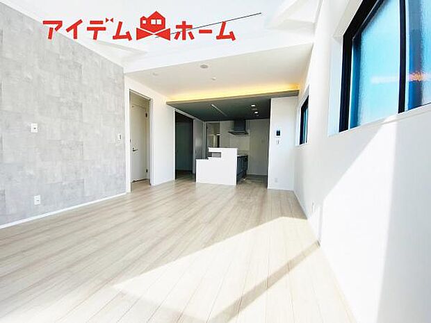 リビング 南向きのため明るい陽射しが射し込みます♪ 