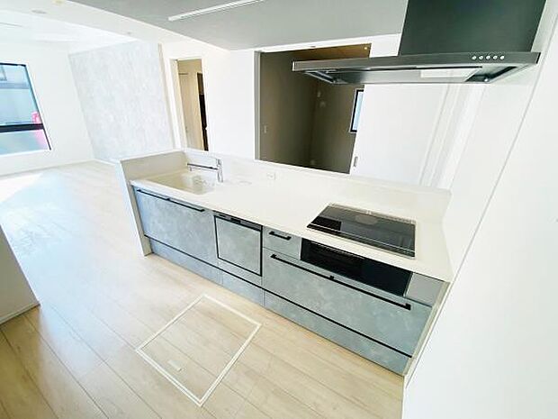 キッチン ダイニングに面した対面式キッチンでは、できたてのお料理がすぐテーブルに出せます 