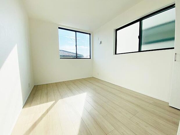 洋室 明るい洋室ではのんびりとお過ごしできます☆ 