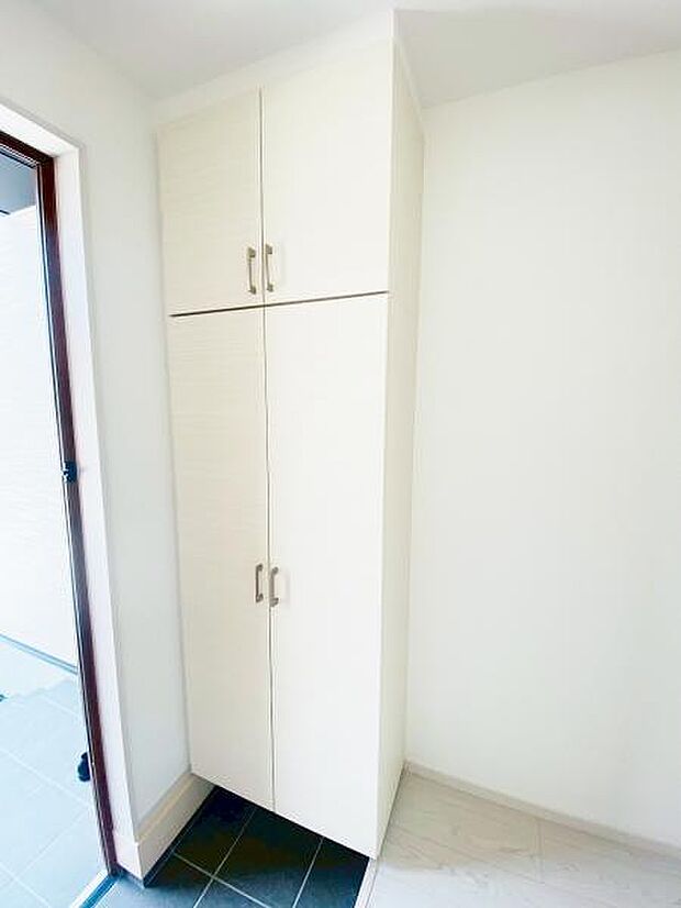 玄関収納 玄関横にシューズボックスがついているので、片付いた玄関がキープできます