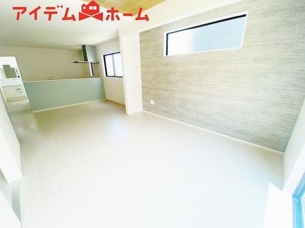 リビング 南向きのため明るい陽射しが射し込みます♪