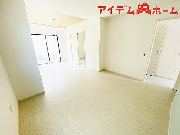 リビング 南向きのため明るい陽射しが射し込みます♪