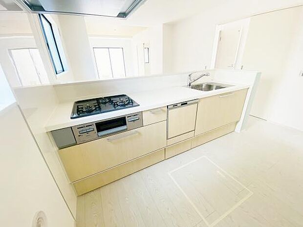 キッチン ダイニングに面した対面式キッチンでは、できたてのお料理がすぐテーブルに出せます