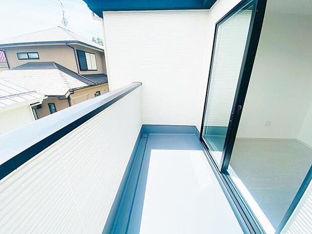 バルコニー 広々としたバルコニーには洗濯物もたくさん干せます