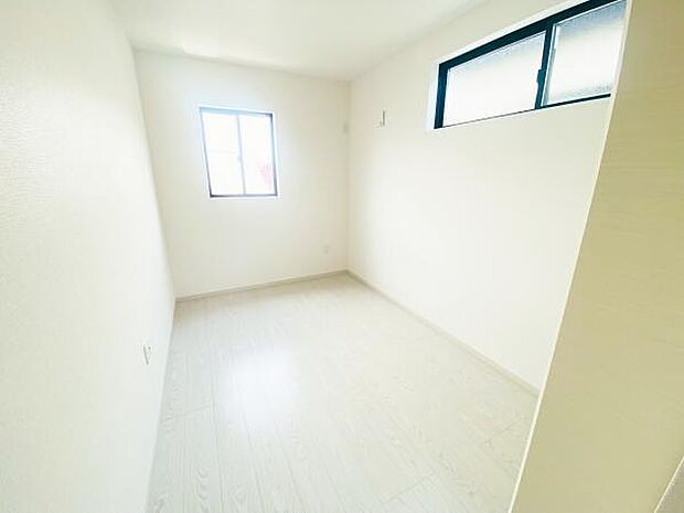 洋室 明るい洋室ではのんびりとお過ごしできます☆