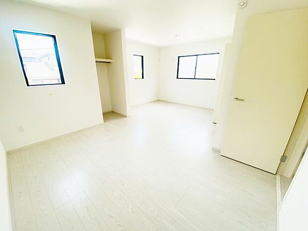 洋室 明るい洋室ではのんびりとお過ごしできます☆