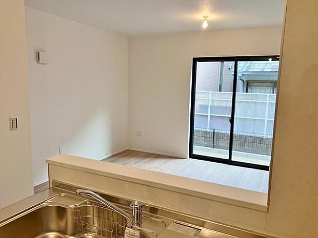 リビング 南向きのため明るい陽射しが射し込みます♪