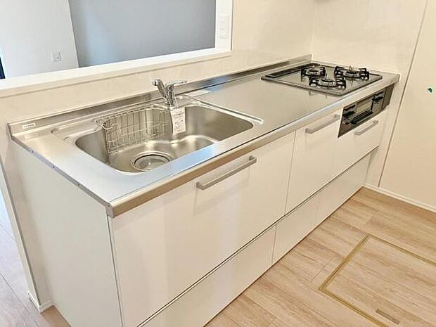 キッチン ダイニングに面した対面式キッチンでは、できたてのお料理がすぐテーブルに出せます