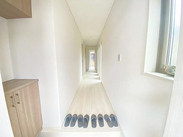 玄関吹抜け 開放感のある吹き抜けの玄関でお客さまを迎えられます 