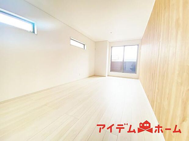 リビング 南向きのため明るい陽射しが射し込みます♪ 