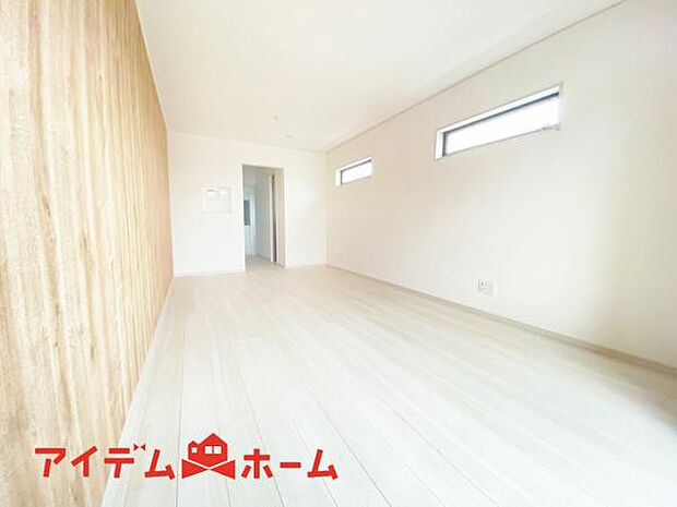 リビング 南向きのため明るい陽射しが射し込みます♪ 