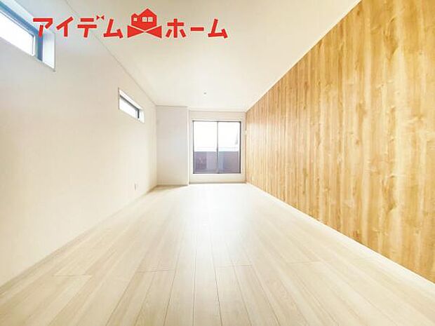 リビング 南向きのため明るい陽射しが射し込みます♪ 