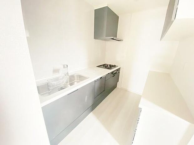 キッチン ダイニングに面した対面式キッチンでは、できたてのお料理がすぐテーブルに出せます 