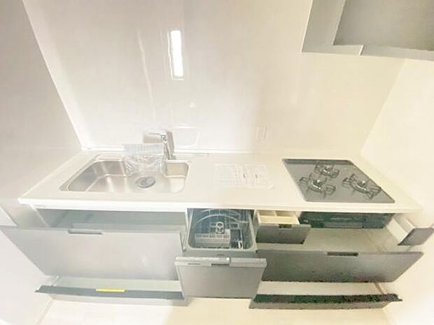 キッチン ダイニングに面した対面式キッチンでは、できたてのお料理がすぐテーブルに出せます 