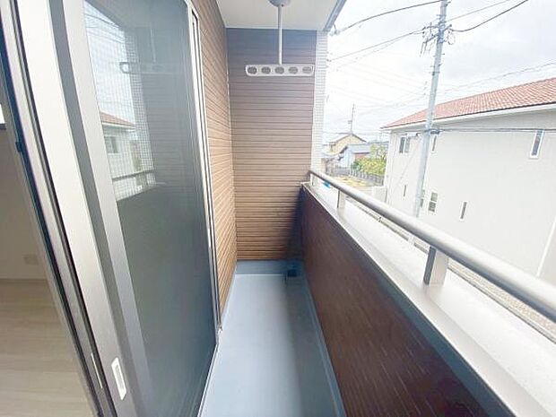 バルコニー 広々としたバルコニーには洗濯物もたくさん干せます 