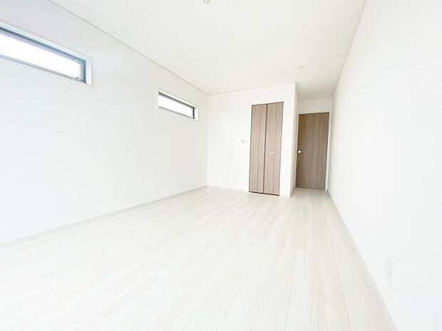 洋室 明るい洋室ではのんびりとお過ごしできます☆ 