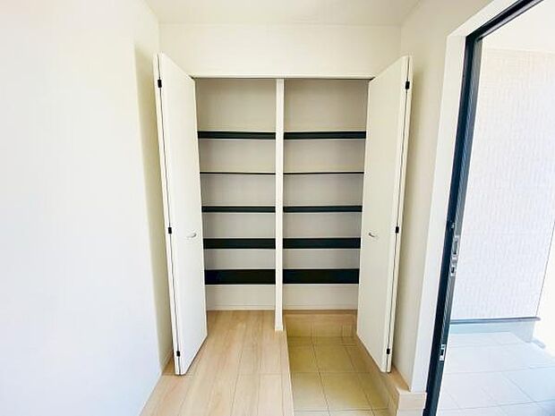 玄関収納 玄関横にシューズボックスがついているので、片付いた玄関がキープできます