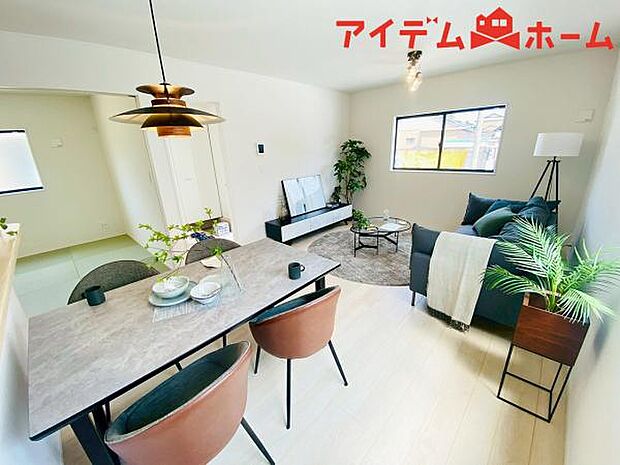 リビング 南向きのため明るい陽射しが射し込みます♪