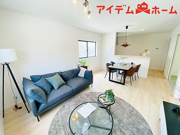 リビング 南向きのため明るい陽射しが射し込みます♪