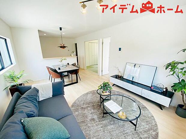 リビング 南向きのため明るい陽射しが射し込みます♪