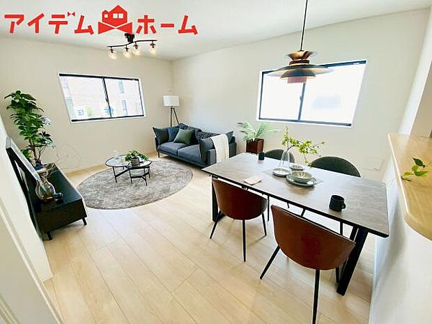 リビング 南向きのため明るい陽射しが射し込みます♪