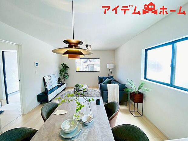 リビング 南向きのため明るい陽射しが射し込みます♪