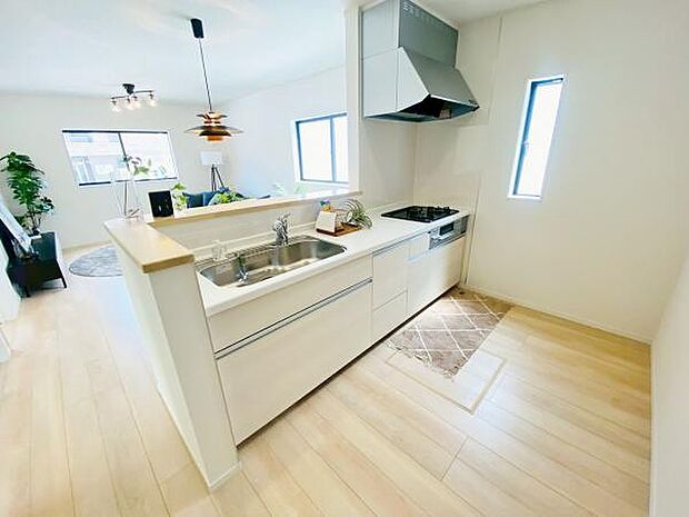 キッチン ダイニングに面した対面式キッチンでは、できたてのお料理がすぐテーブルに出せます