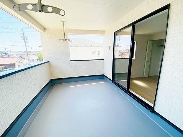 バルコニー 広々としたバルコニーには洗濯物もたくさん干せます