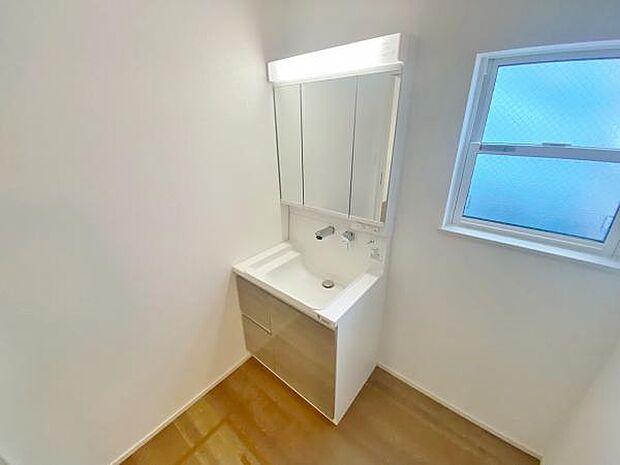 洗面からお化粧まで忙しい朝の準備にぴったりな洗髪洗面化粧台付き