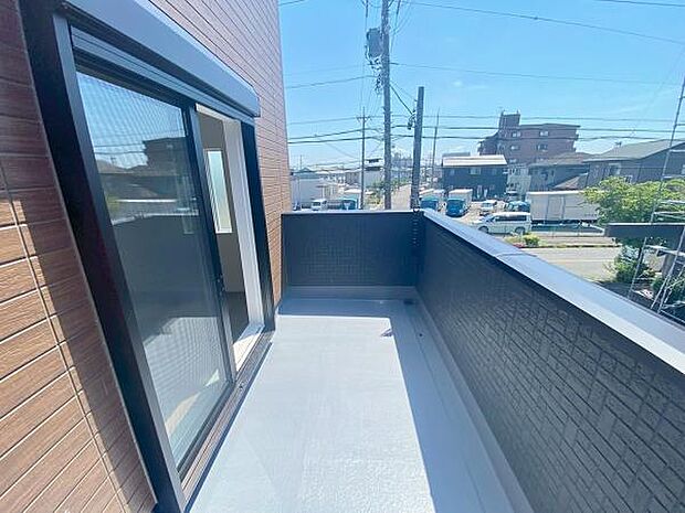 広々としたバルコニーには洗濯物もたくさん干せます!