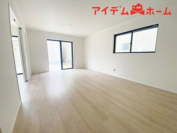 リビング 南向きのため明るい陽射しが射し込みます♪ 