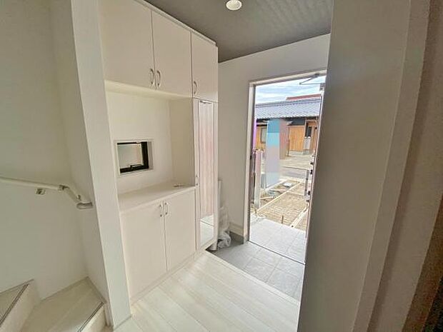 玄関収納 玄関横にシューズボックスがついているので、片付いた玄関がキープできます