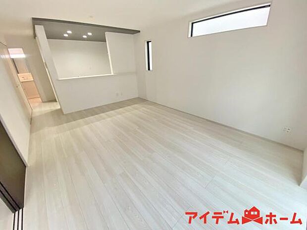 リビング 南向きのため明るい陽射しが射し込みます♪