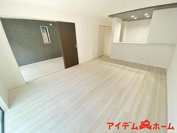 リビング 南向きのため明るい陽射しが射し込みます♪