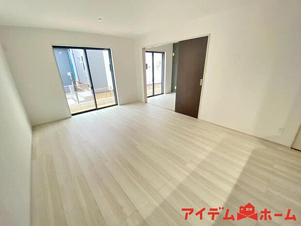 リビング 南向きのため明るい陽射しが射し込みます♪