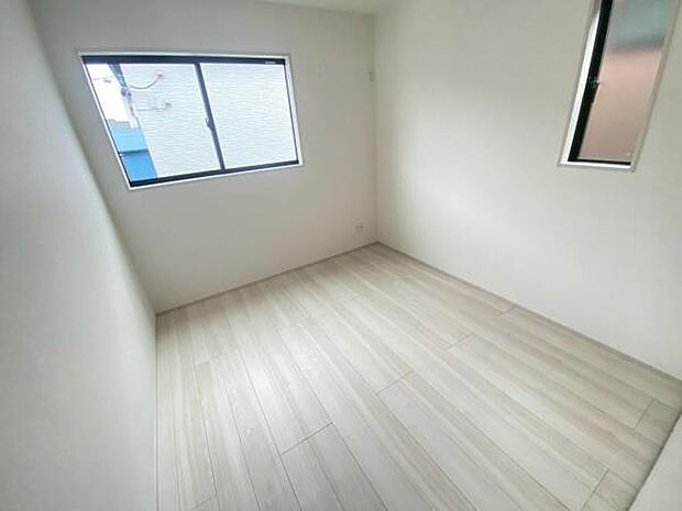 洋室 明るい洋室ではのんびりとお過ごしできます☆