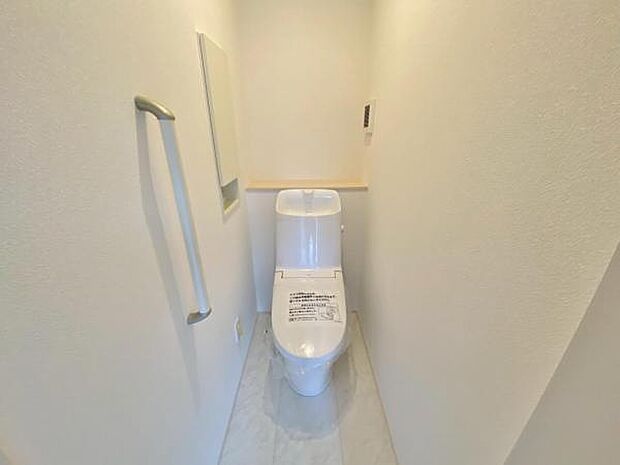 トイレ トイレには快適な温水洗浄便座付き 