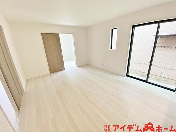 リビング 南向きのため明るい陽射しが射し込みます♪