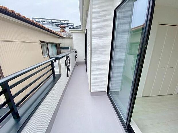 バルコニー 広々としたバルコニーには洗濯物もたくさん干せます