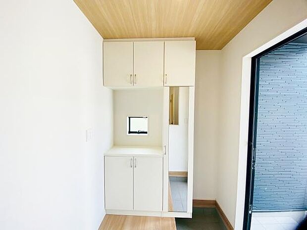 玄関収納 玄関横にシューズボックスがついているので、片付いた玄関がキープできます