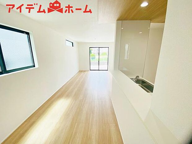 リビング 南向きのため明るい陽射しが射し込みます♪