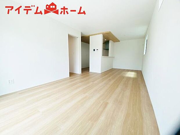 リビング 南向きのため明るい陽射しが射し込みます♪