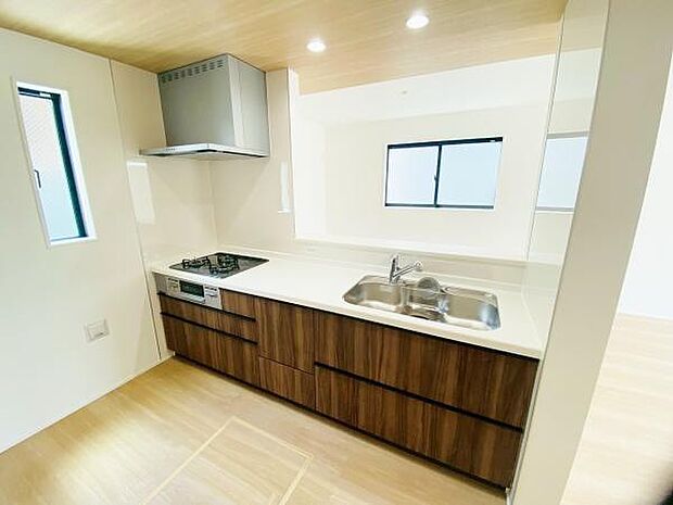 キッチン ダイニングに面した対面式キッチンでは、できたてのお料理がすぐテーブルに出せます