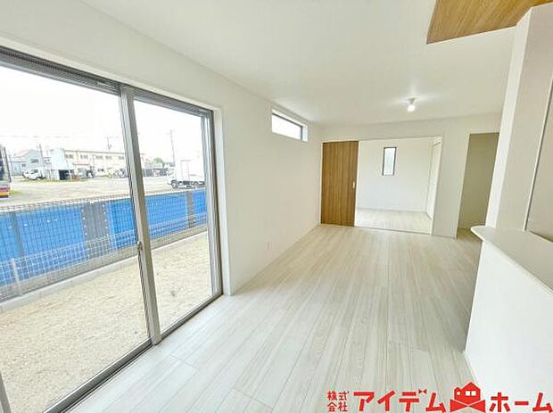 リビング 南向きのため明るい陽射しが射し込みます♪