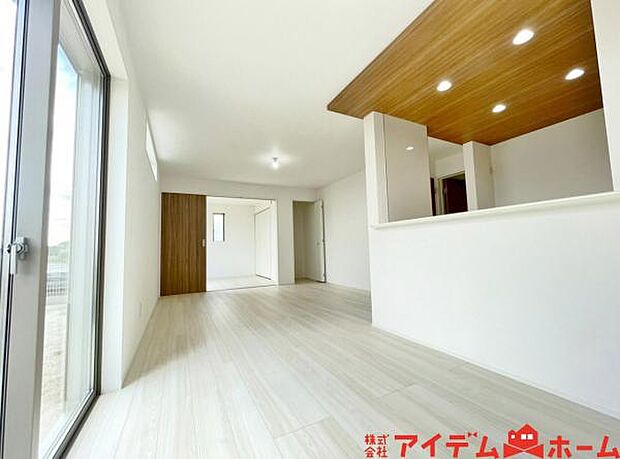 リビング 南向きのため明るい陽射しが射し込みます♪