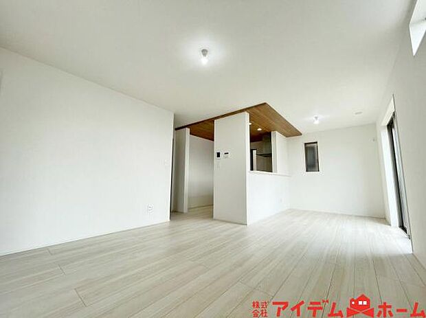 リビング 風通しが良いため、夏は風を感じて涼しく過ごせます☆