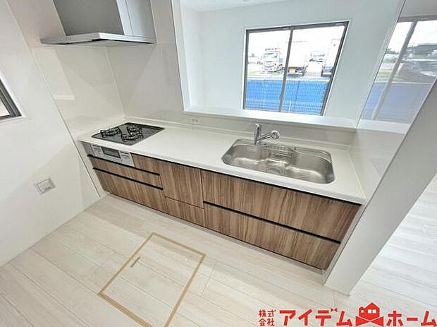 キッチン ダイニングに面した対面式キッチンでは、できたてのお料理がすぐテーブルに出せます